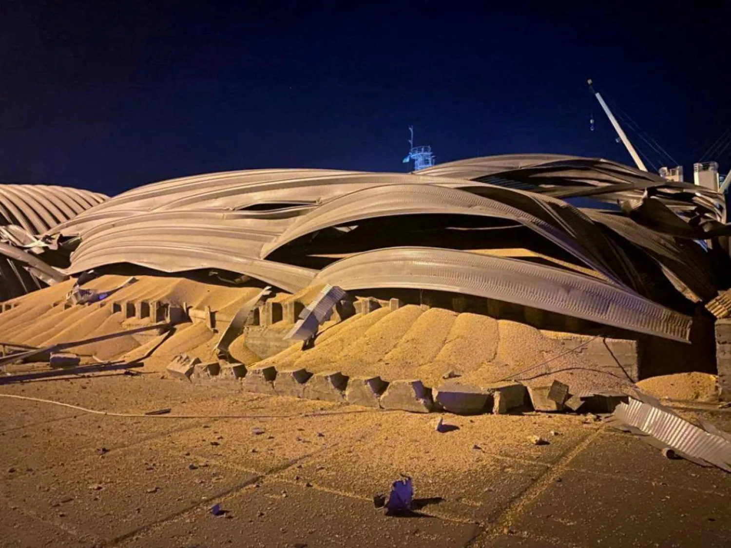 مستودعات الحبوب التي تضررت بشدة جراء هجوم روسي بطائرة من دون طيار في منطقة أوديسا بجنوب أوكرانيا (رويترز)