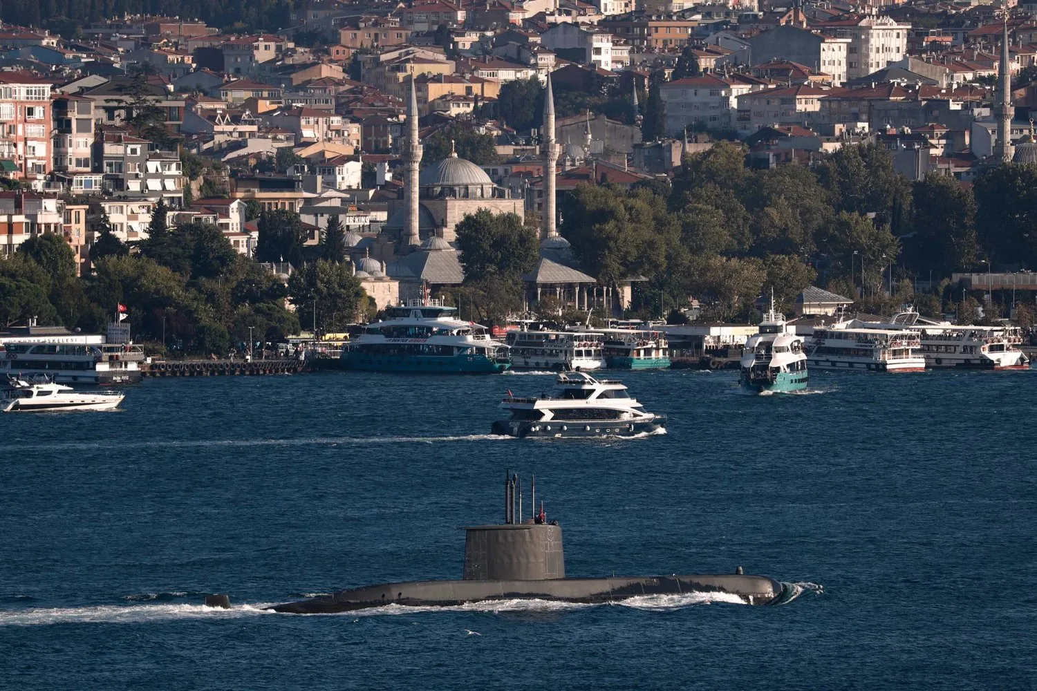 Türk Deniz Kuvvetleri'ne ait tekneler ve bir denizaltı İstanbul Boğazı'nda seyrediyor (Reuters)