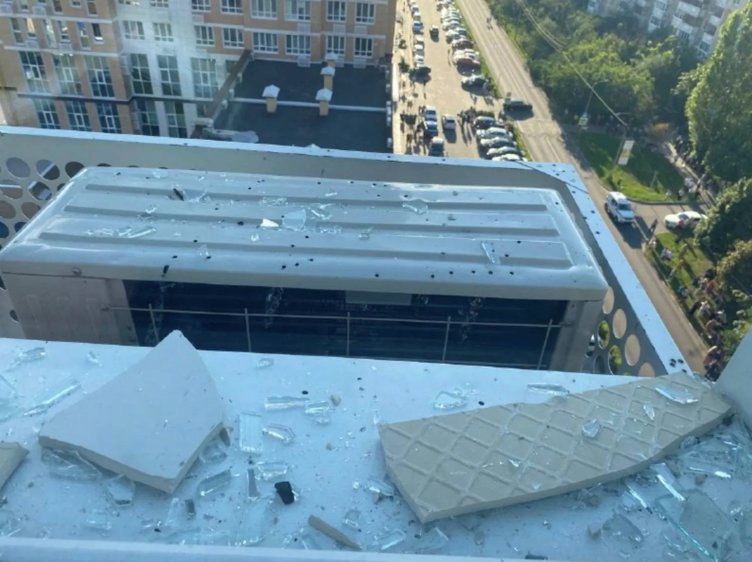 الدمار يظهر على مبنى بعد هجوم سابق بطائرة مُسيّرة على منطقة بيلغورود الروسية (رويترز)