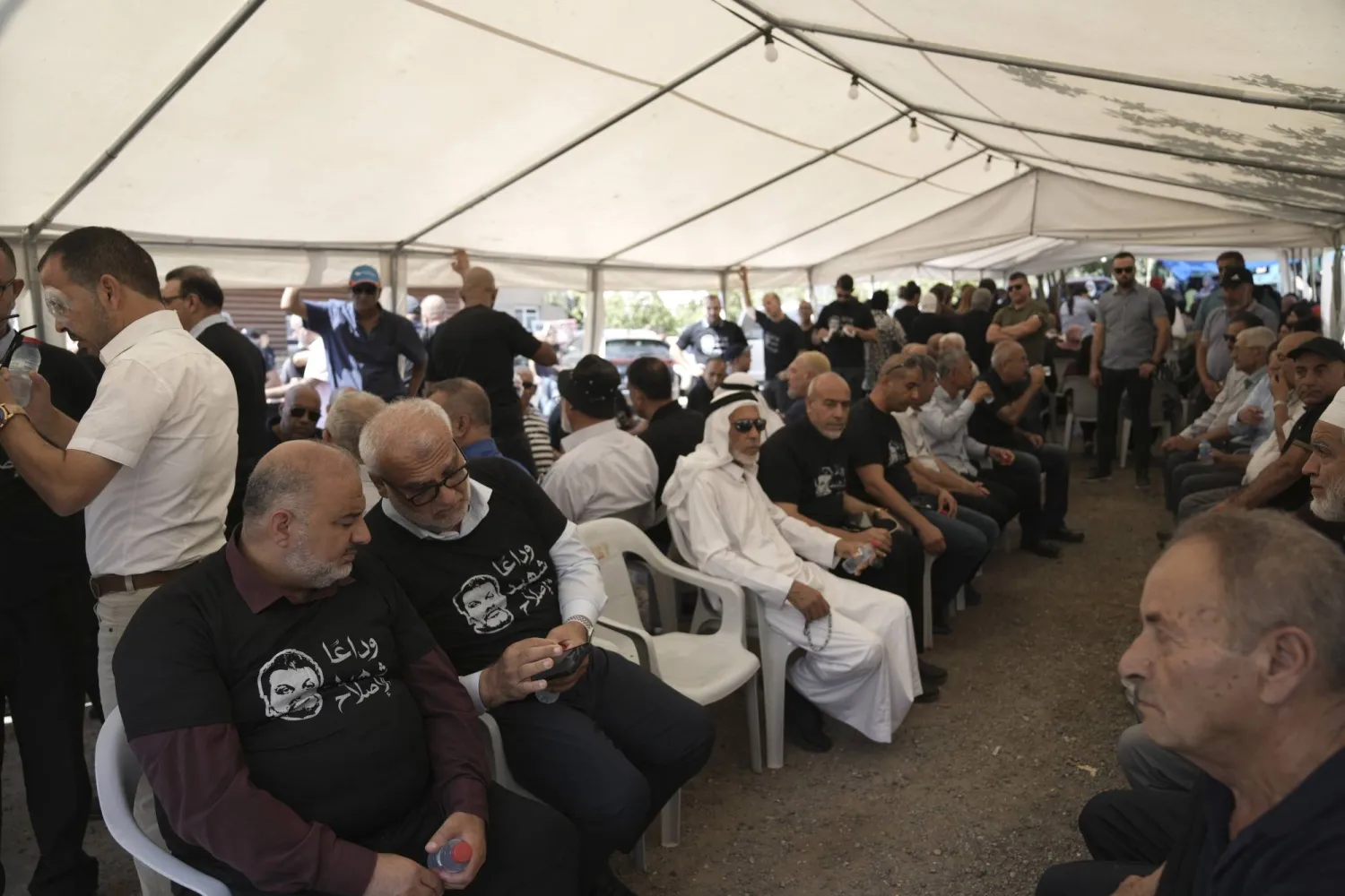 النائب منصور عباس (يسار) في جنازة عبد الرحمن قشوع المدير العام لبلدية الطيرة - الأربعاء (أ.ب)