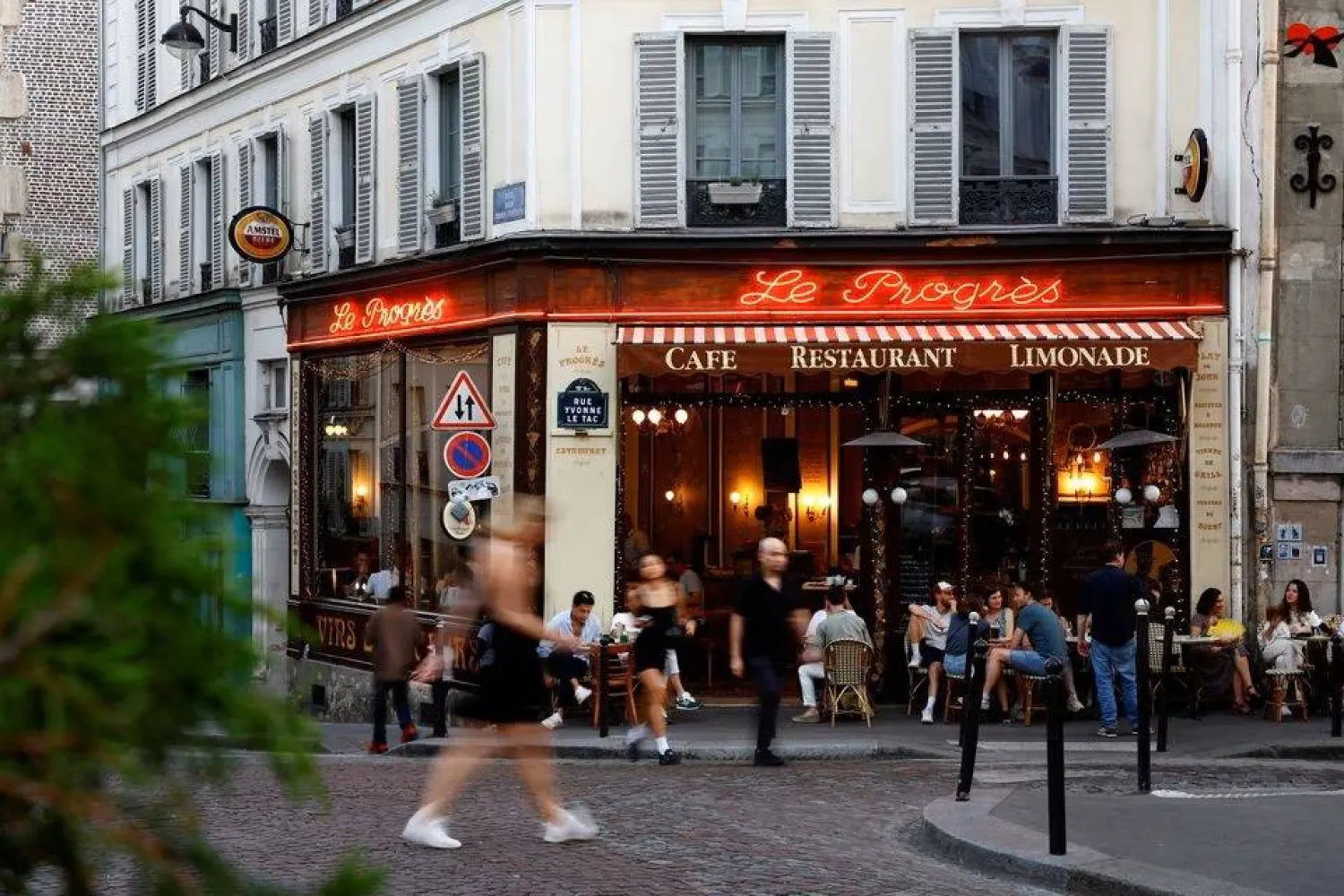 مطعم مزدحم بالرواد في أحد ضواحي العاصمة الفرنسية باريس (رويترز)