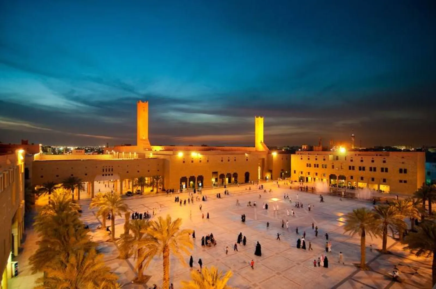 الميدان الرئيسي لمدينة الرياض حيث تطل عليه العناصر العمرانية الرئيسية بالمنطقة (الهيئة الملكية للرياض)