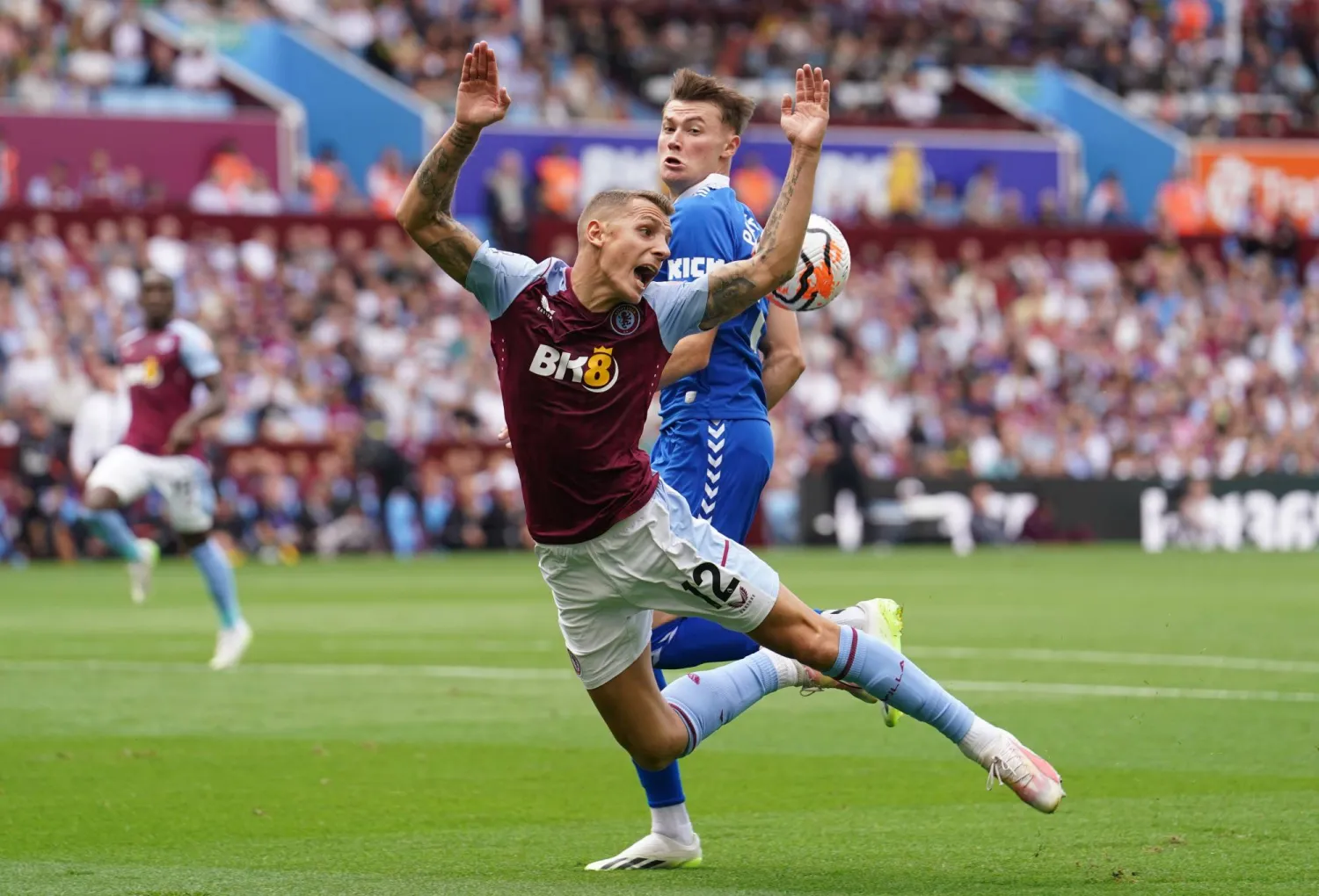 لوكاس ديني خلال مباراة فريقه أمام إيفرتون (د.ب.أ)