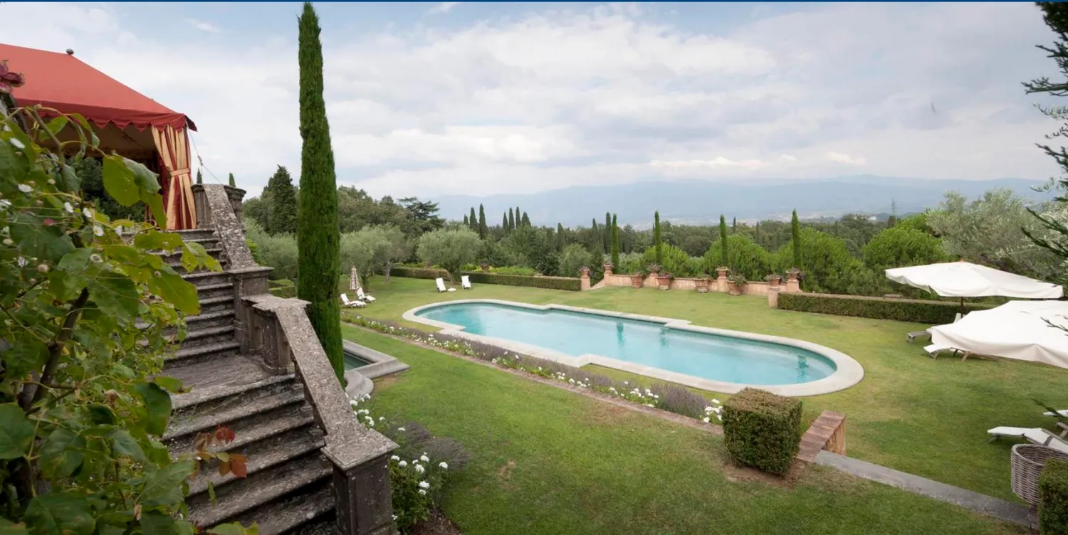 «إل بلادجو» فيلا المغني ستينغ في إيطاليا يعود تاريخ إنشائها إلى القرن السادس عشر (Il Palagio)