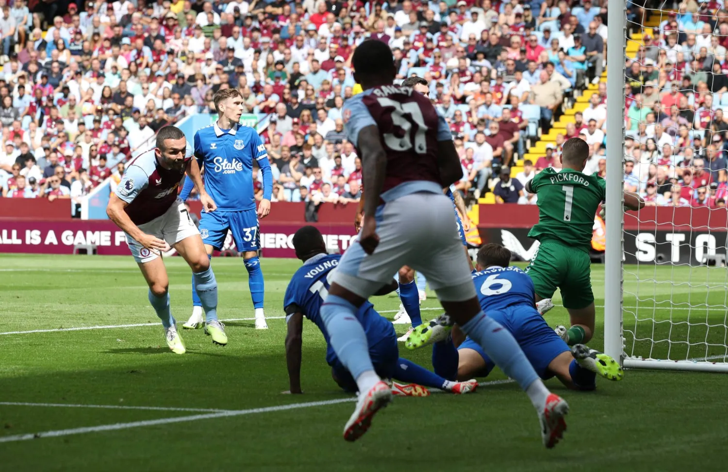 جون ماكغين يفتتح رباعية آستون فيلا في شباك إيفرتون (رويترز)