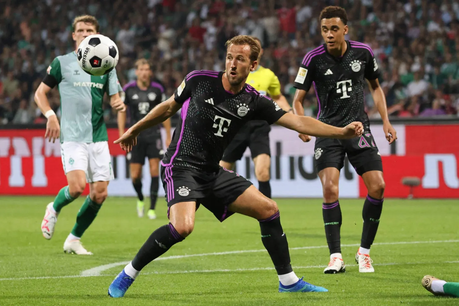 كين تألق وأحرز هدفاً وصنع آخر في أول مشاركة له مع بايرن بالدوري الألماني (أ.ف.ب)