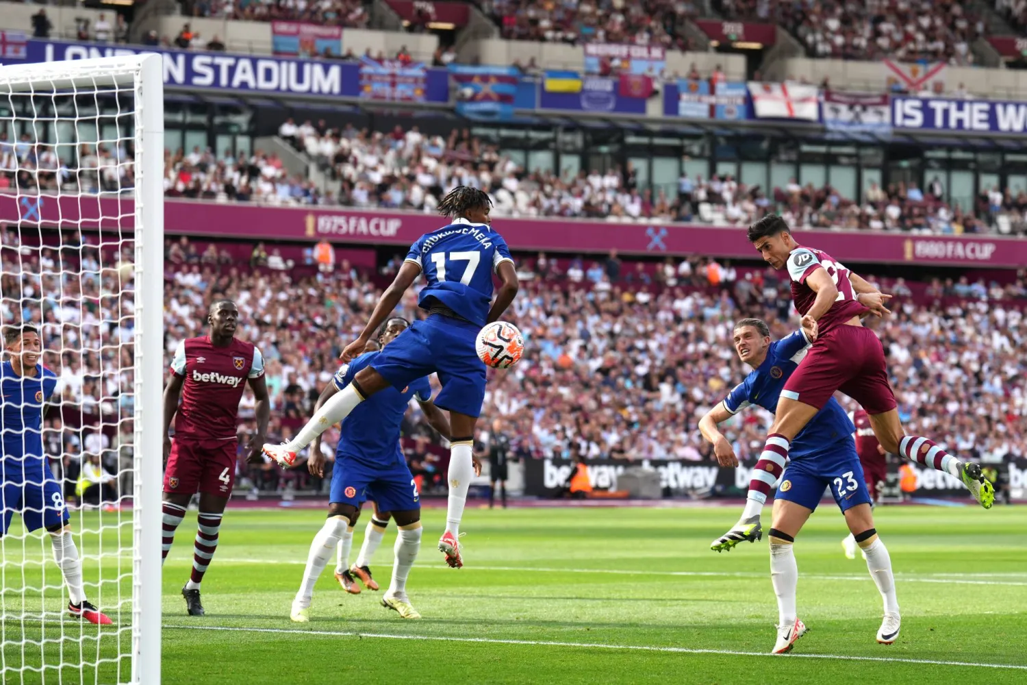 تشيلسي لعب ضد 10 لاعبين منذ الدقيقة الـ67 بعد طرد نايف أكرد وقبل إحرازه هدفاً وخرج مهزوماً (ب.أ)