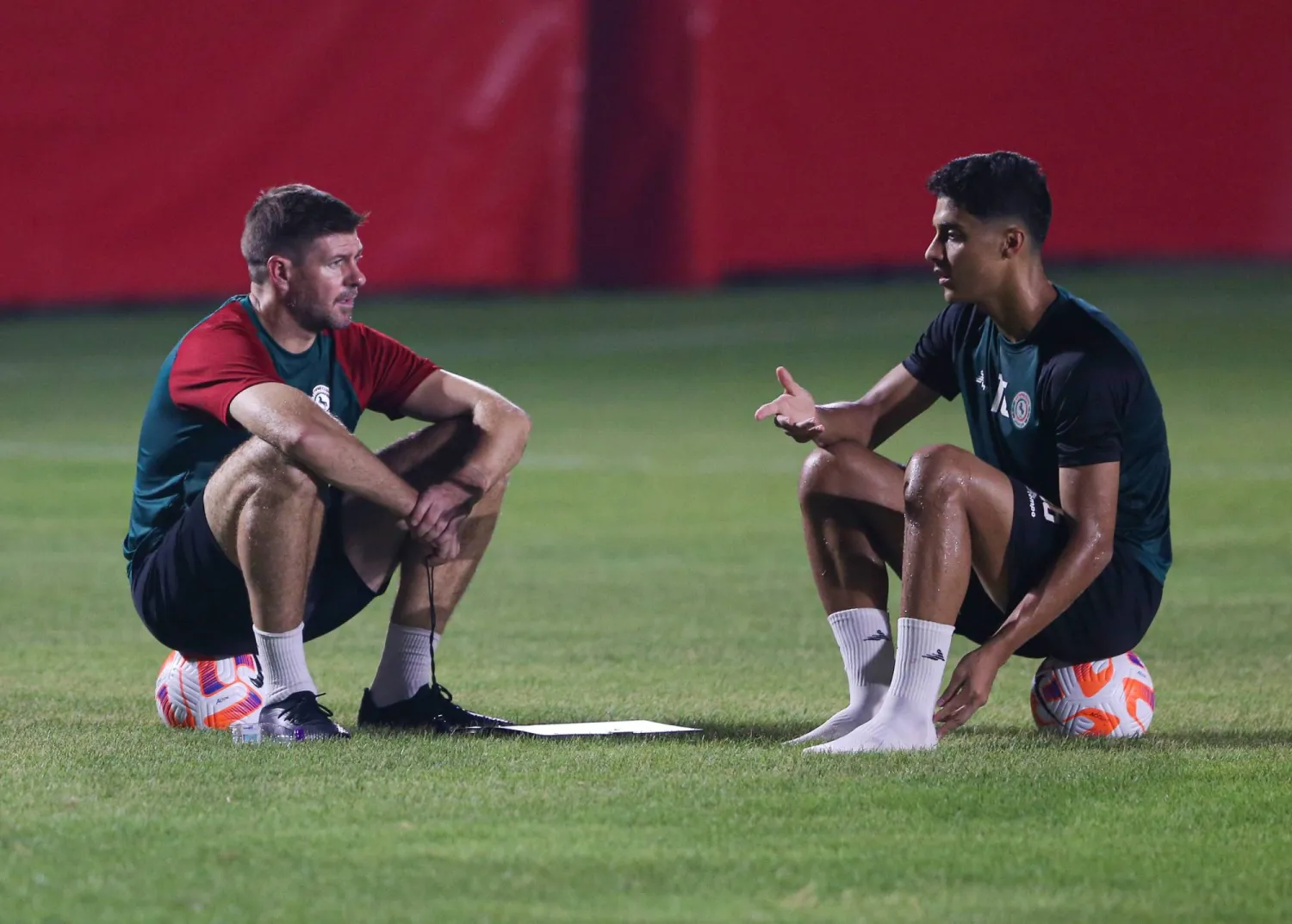 جيرارد مع فيصل الغامدي أحد أبرز اللاعبين السعوديين الشباب (نادي الاتفاق)