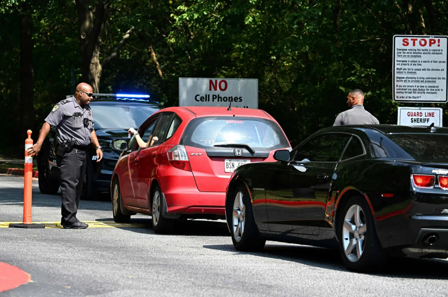 في الطريق إلى السجن في فولتون (أ.ف.ب)