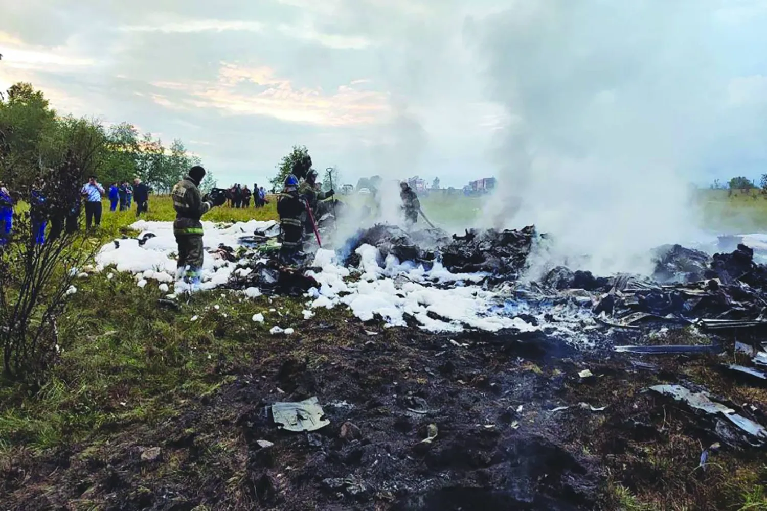 
الغموض يسيطر على حادث تحطم طائرة خاصة كانت تقل زعيم «فاغنر» (أ.ف.ب)... وفي الإطار صورة أرشيفية لبريغوجين 