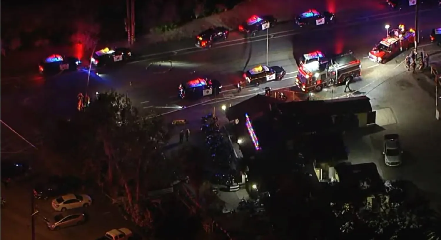 صورة مثبتة من مقطع فيديو نشرته وسائل إعلام أجنبية على «يوتيوب» من مكان إطلاق النار