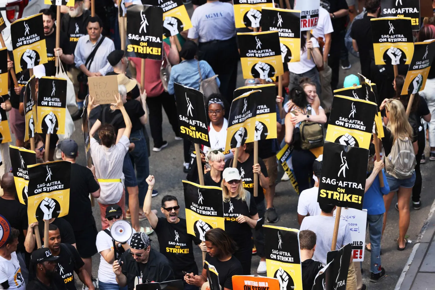 كُتَّاب السيناريو المضربون يتجمعون في مظاهرة في نيويورك (أ.ف.ب)