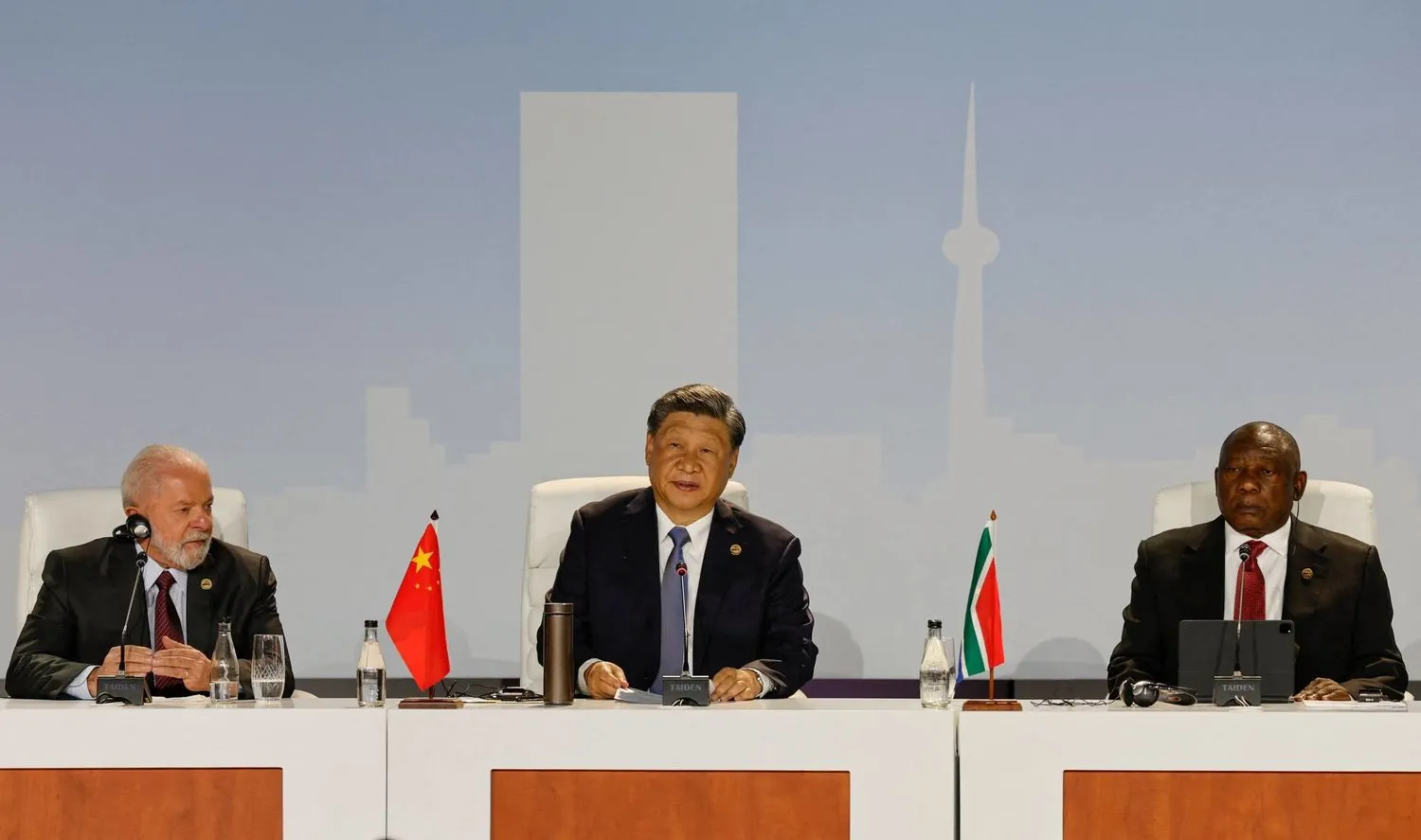 Çin Devlet Başkanı Cinping (ortada), Johannesburg'daki BRICS zirvesi sırasında Brezilya Devlet Başkanı Luiz Inácio Lula da Silva (solda) ve Güney Afrika Devlet Başkanı Cyril Ramaphosa (sağda) ile birlikte bir konuşma yapıyor. (AFP)