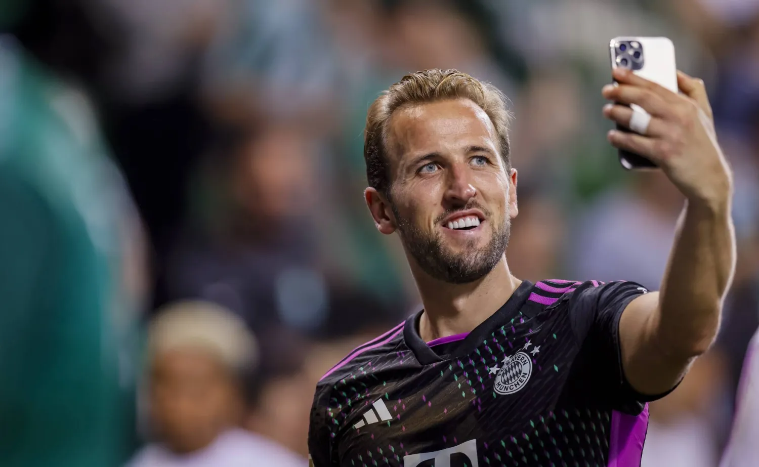 المهاجم كين يلتقط صورة مع جماهيره في الملعب (إ.ب.أ)