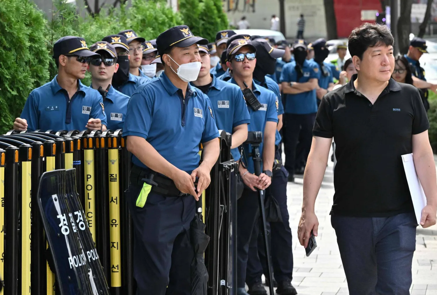 ضباط شرطة يقفون للحراسة أمام مبنى يضم السفارة اليابانية في سيول (أ.ف.ب)