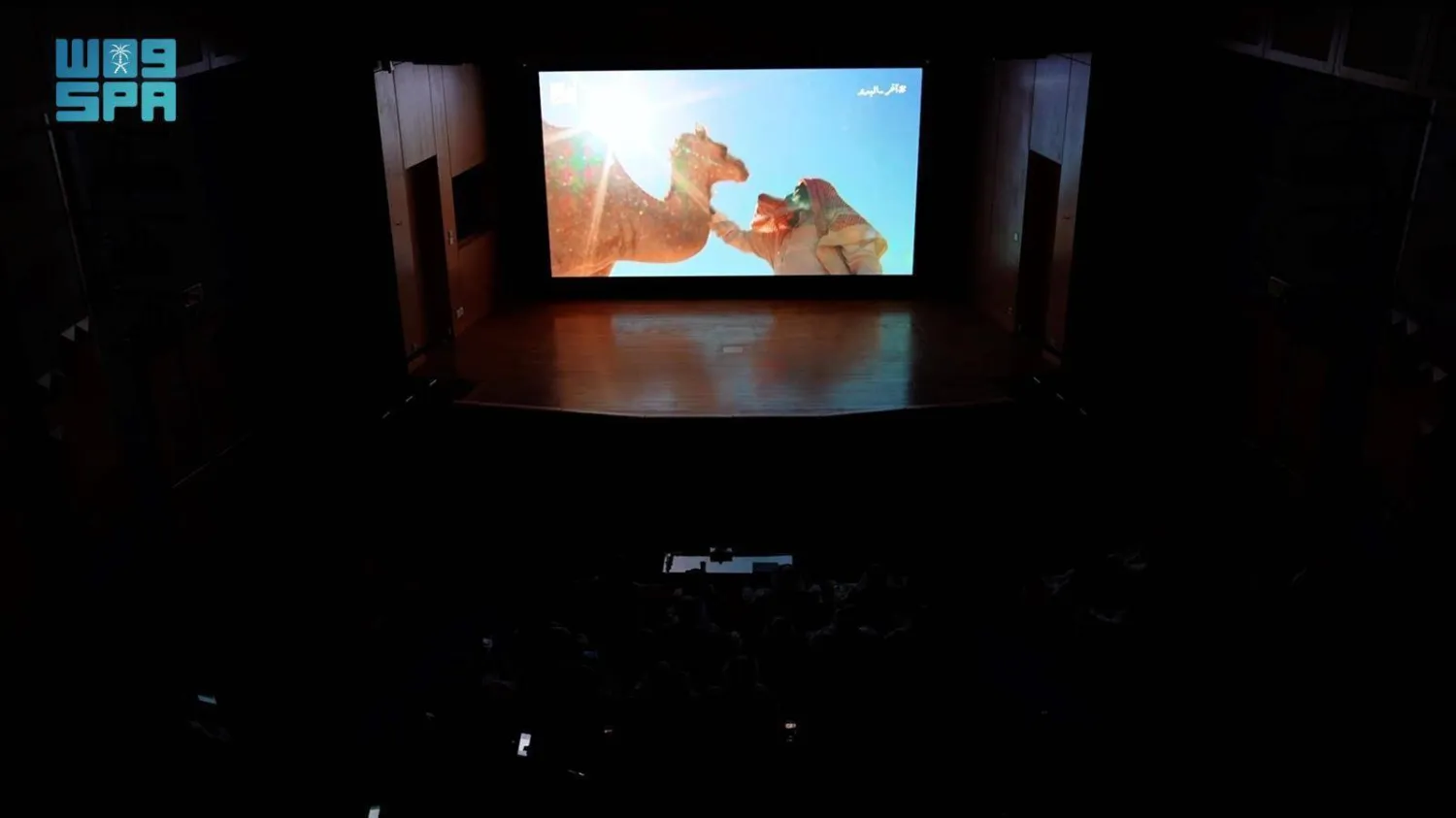يطلّ الضيوف عبر شاشة تضيء مسرح «مكتبة الملك عبد العزيز» لرواية تجاربهم (واس)
