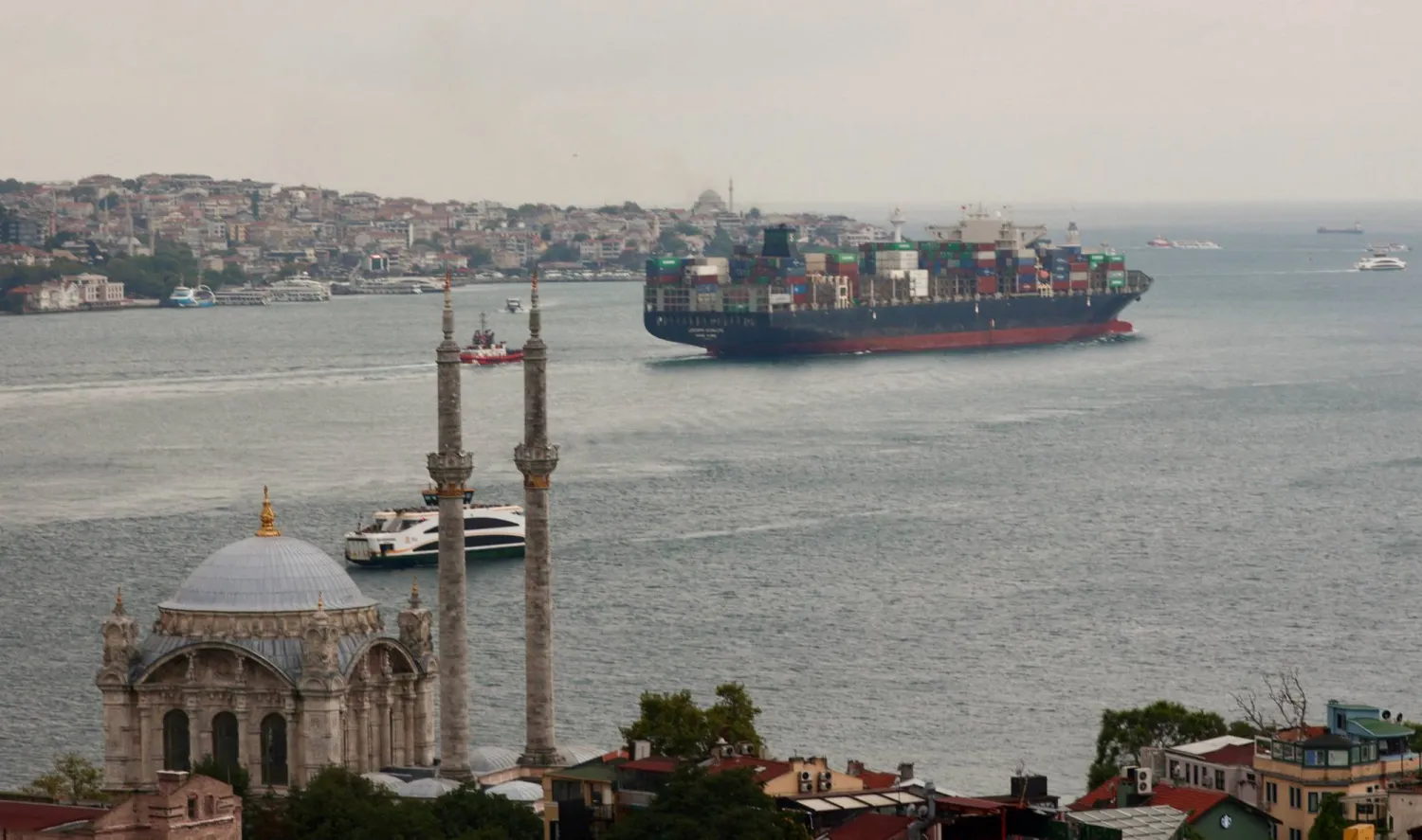 سفينة الحاويات العملاقة «جوزيف شولت» تعبر مضيق البوسفور في طريقها إلى ميناء بيرايوس اليوناني كأول سفينة تمر عبرالممرالأوكراني (رويترز)