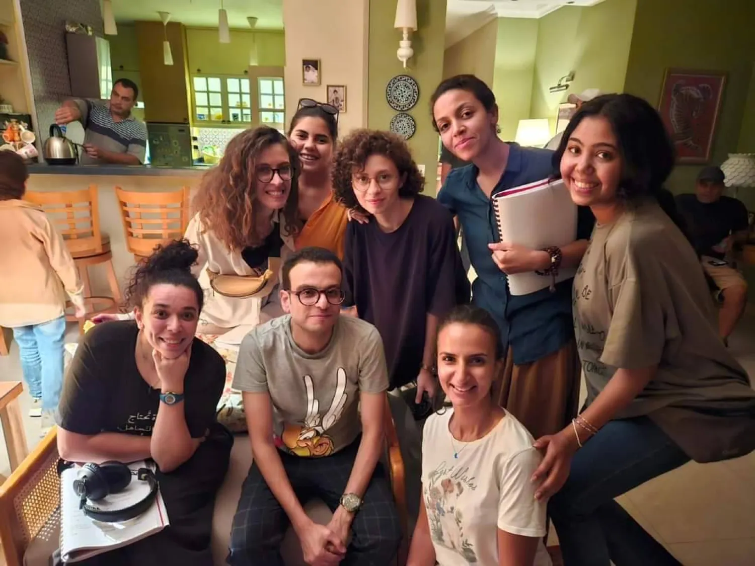 أمير رمسيس مع فريق العمل (صفحته في «فيسبوك»)