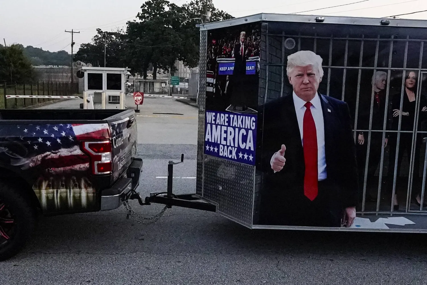 سيارة تجر مقطورة على شاكلة سجن تمر قرب سجن مقاطعة فولتون بولاية جورجيا الخميس (أ.ب)