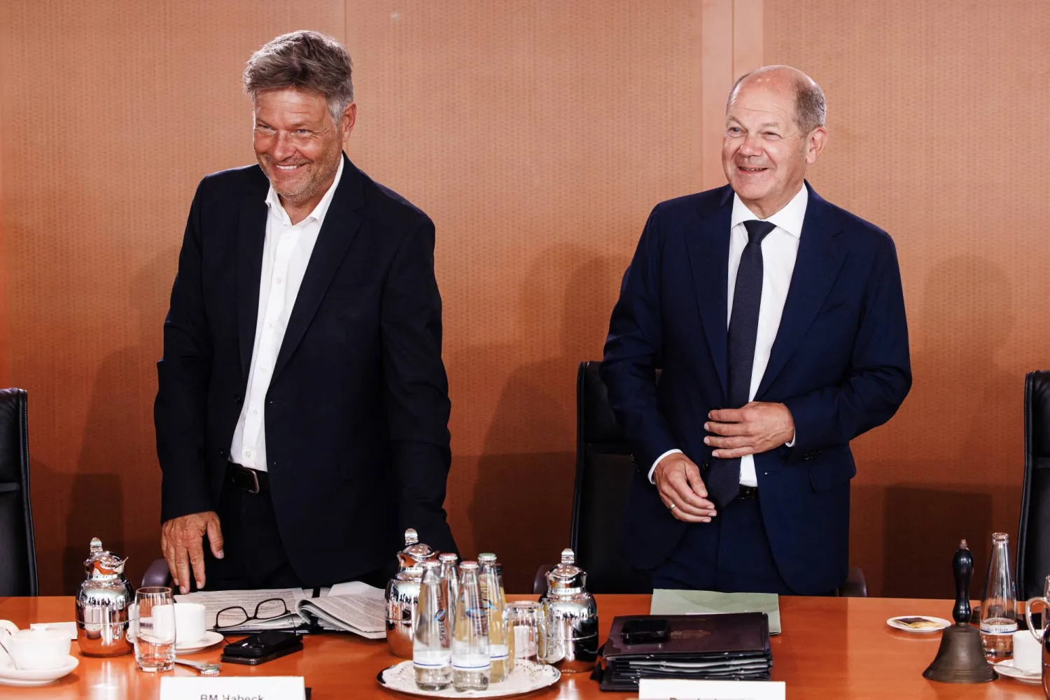 المستشار الألماني ونائبه وزير الاقتصاد قبل جلسة حكومية (إ.ب.أ)