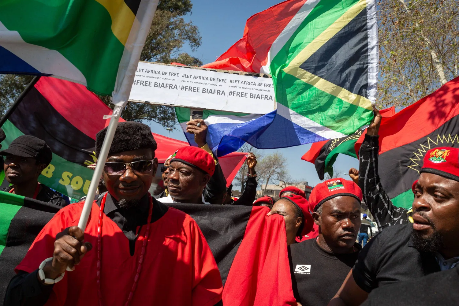 نشطاء من النيجر يتظاهرون بالقرب من مكان انعقاد قمة «بريكس» في جوهانسبرغ، الأربعاء (إ.ب.أ)