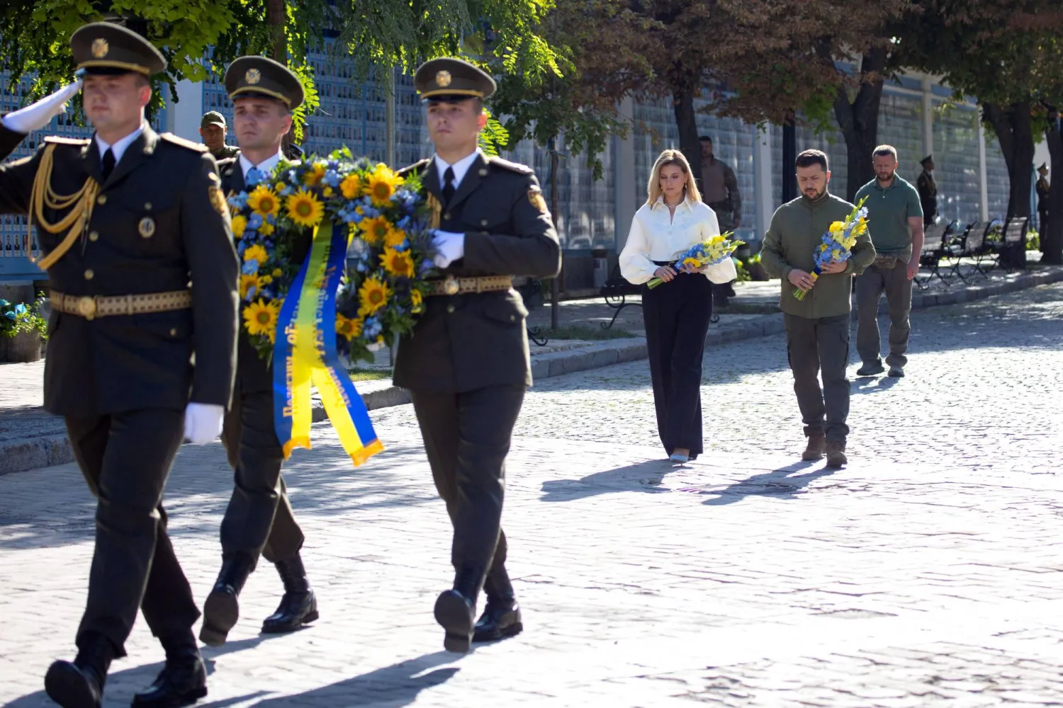 زيلينسكي وزوجته في ذكرى الاستقلال (أ.ف.ب)