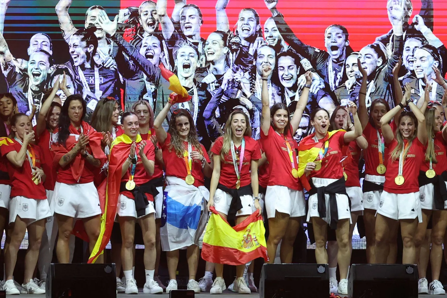 تالمنتخب الاسباني  بعد  عودته الى مدريد حاملا  لقب كاس العالم (أ.ف.ب)