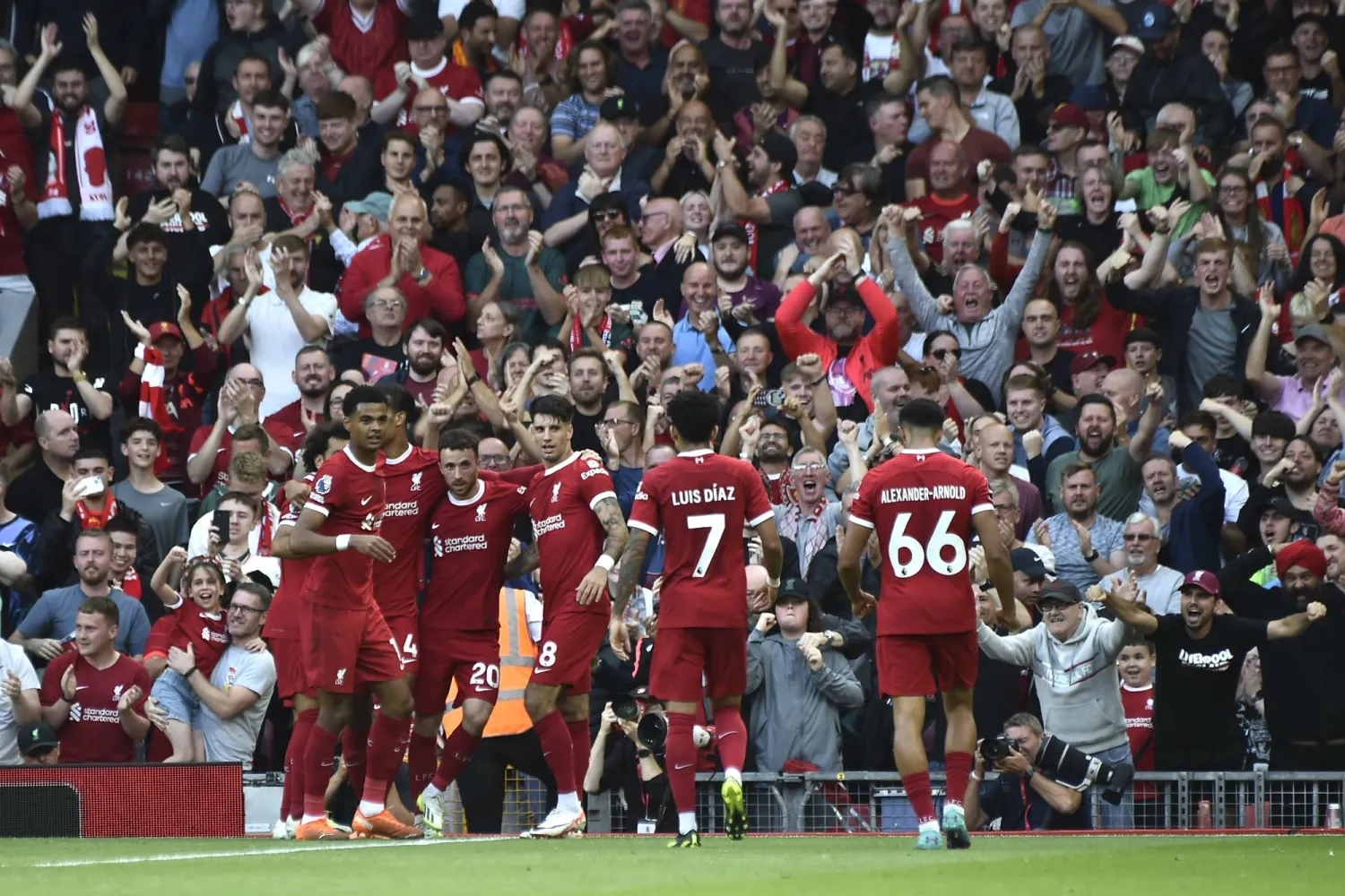 لاعبو ليفربول وفرحة ضمان الفوز على بورنموث بعد الهدف الثالث (أ.ب)