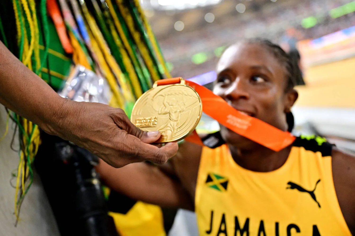 وليامز تحتفل بذهبيتها (رويترز)