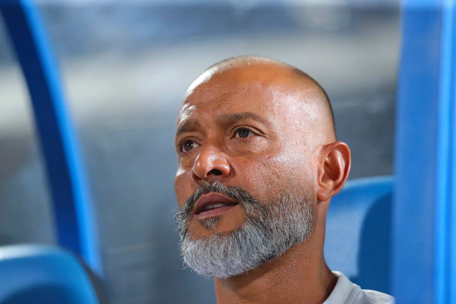 سانتو يتابع لقاء فريقه أمام الرياض (تصوير: يزيد السمراني)