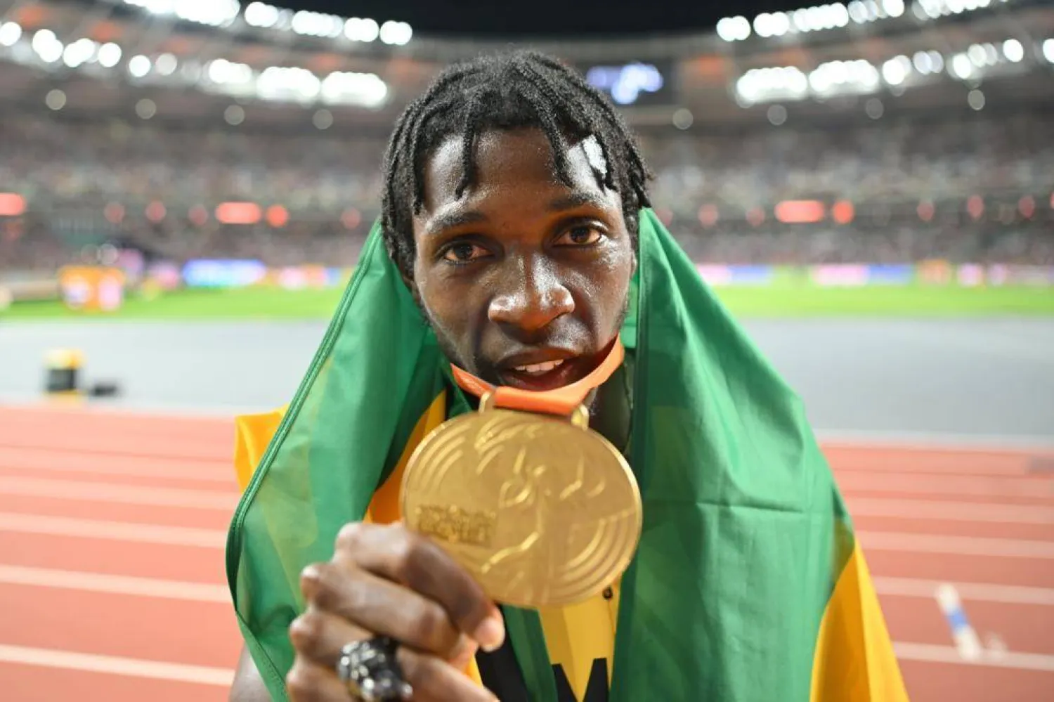 الجاميكي أنتونيو واطسون محتفلاً بذهبيته (إ.ب.أ)