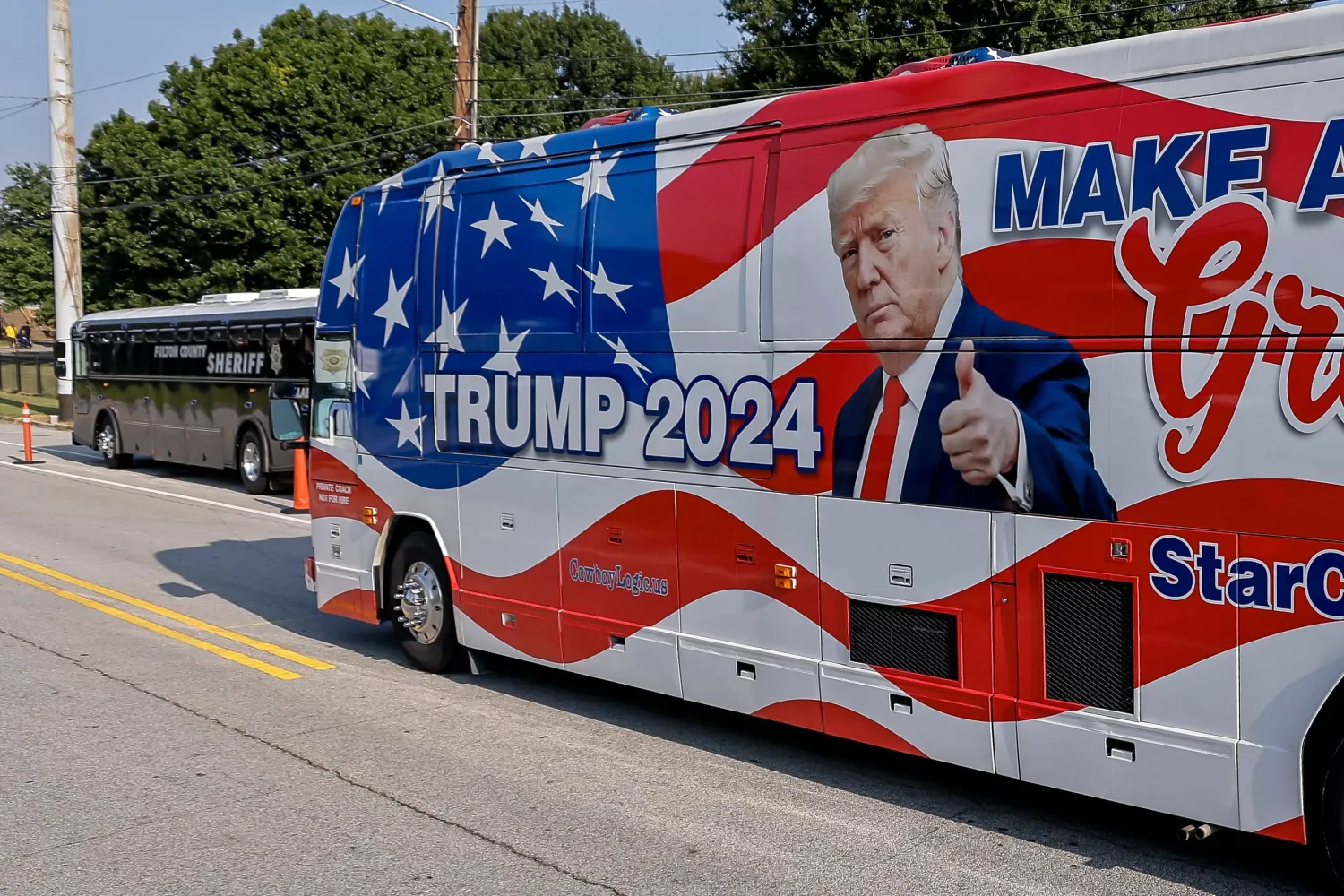حافلة عليها صورة ترمب قرب سجن مقاطعة فولتون أمس (إ. ب. أ)
