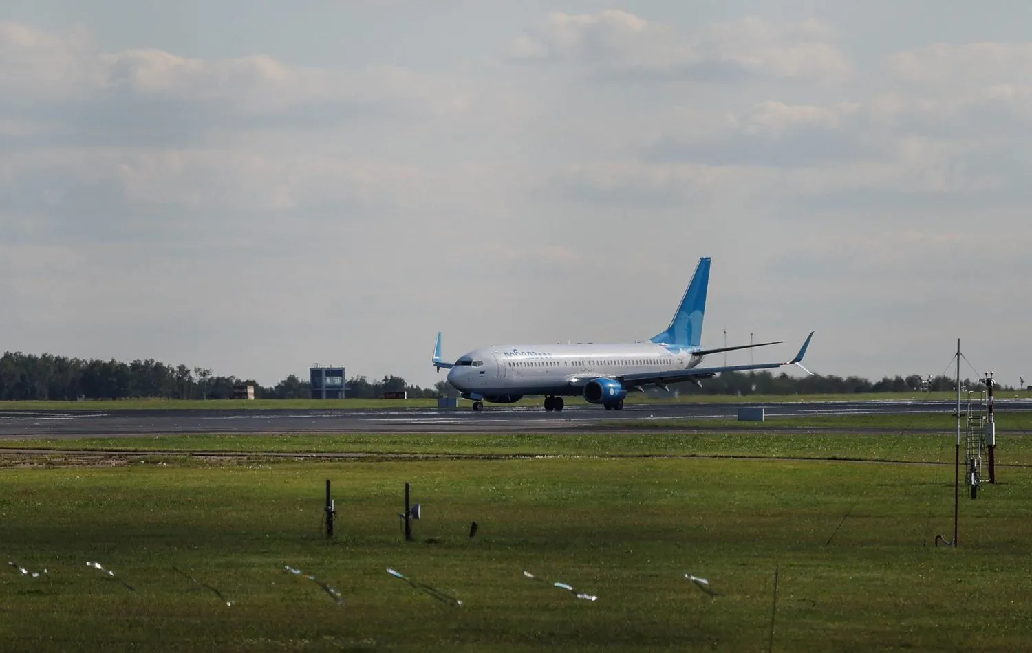 Moskova’daki Vnukovo Uluslararası Havalimanı’na inen bir uçak. (Arşiv-Reuters)