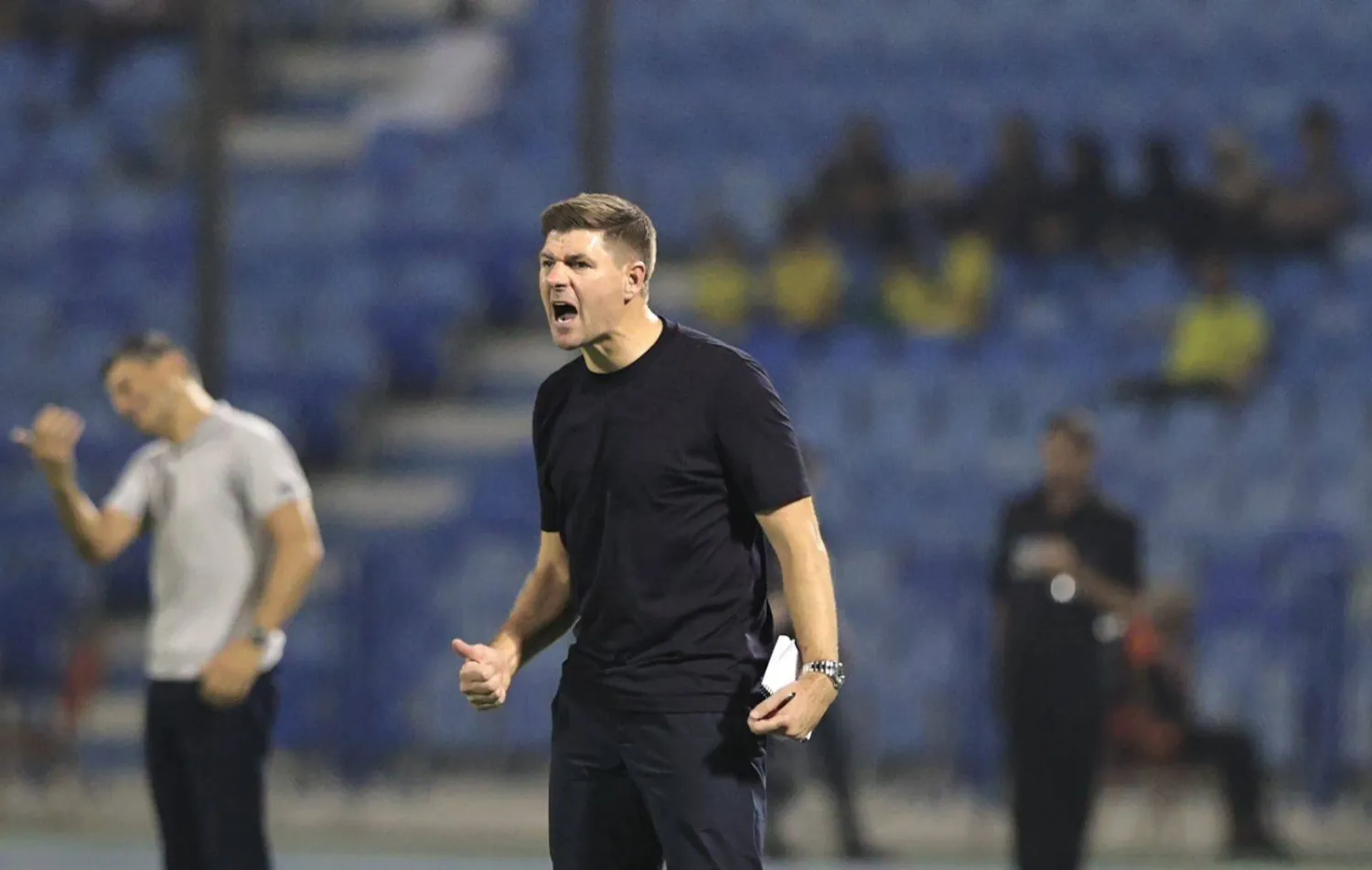 جيرارد يوجه لاعبيه خلال المباراة (تصوير: عيسى الدبيسي)
