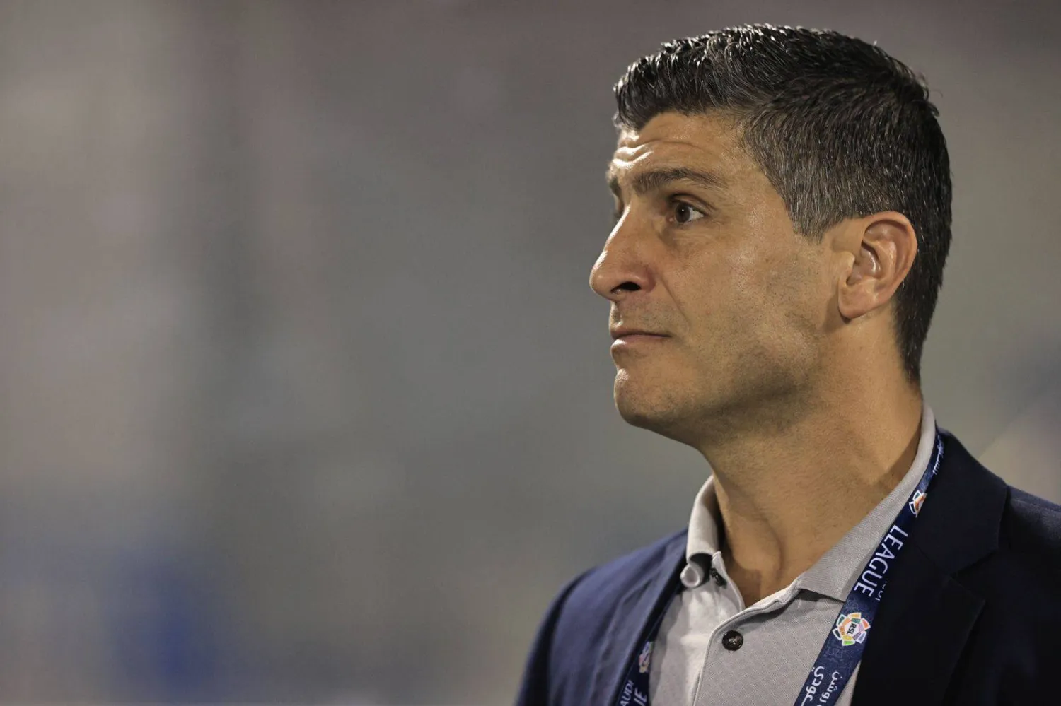 مدرب الخليج يراقب أداء لاعبيه أمام الاتفاق (تصوير: عيسى الدبيسي)
