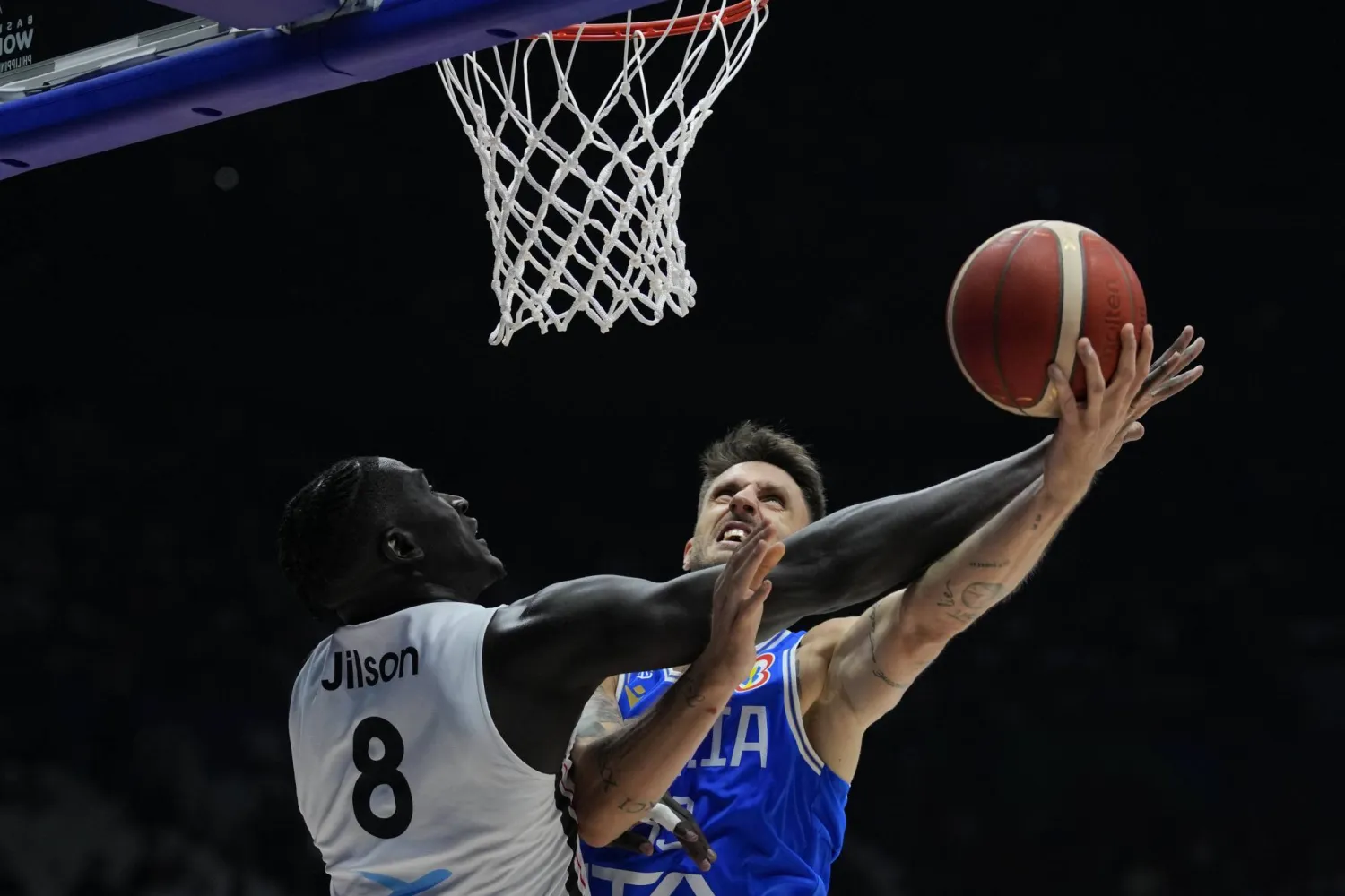 المنتخب الإيطالي حقق فوزاً متأخراً على حساب أنغولا 81-67 (أ.ب)