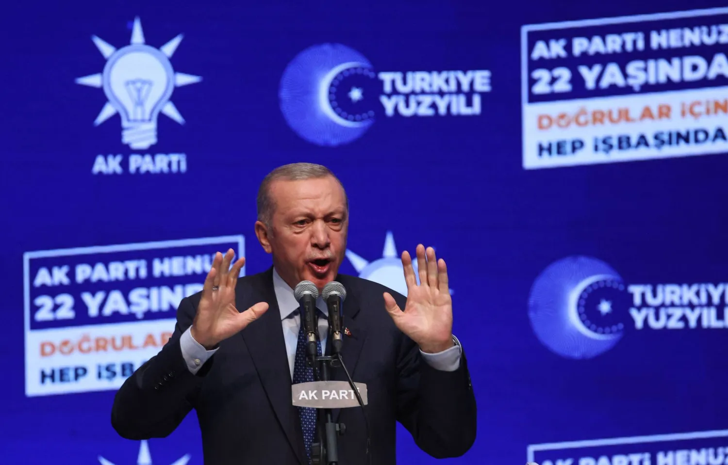 الرئيس التركي رجب طيب إردوغان خلال مؤتمر حزبي في أنقرة مساء الخميس... حيث تعهد وضع حد لفقاعة الأسعار وتحقيق الاستقرار في الأسواق (أ.ف.ب)