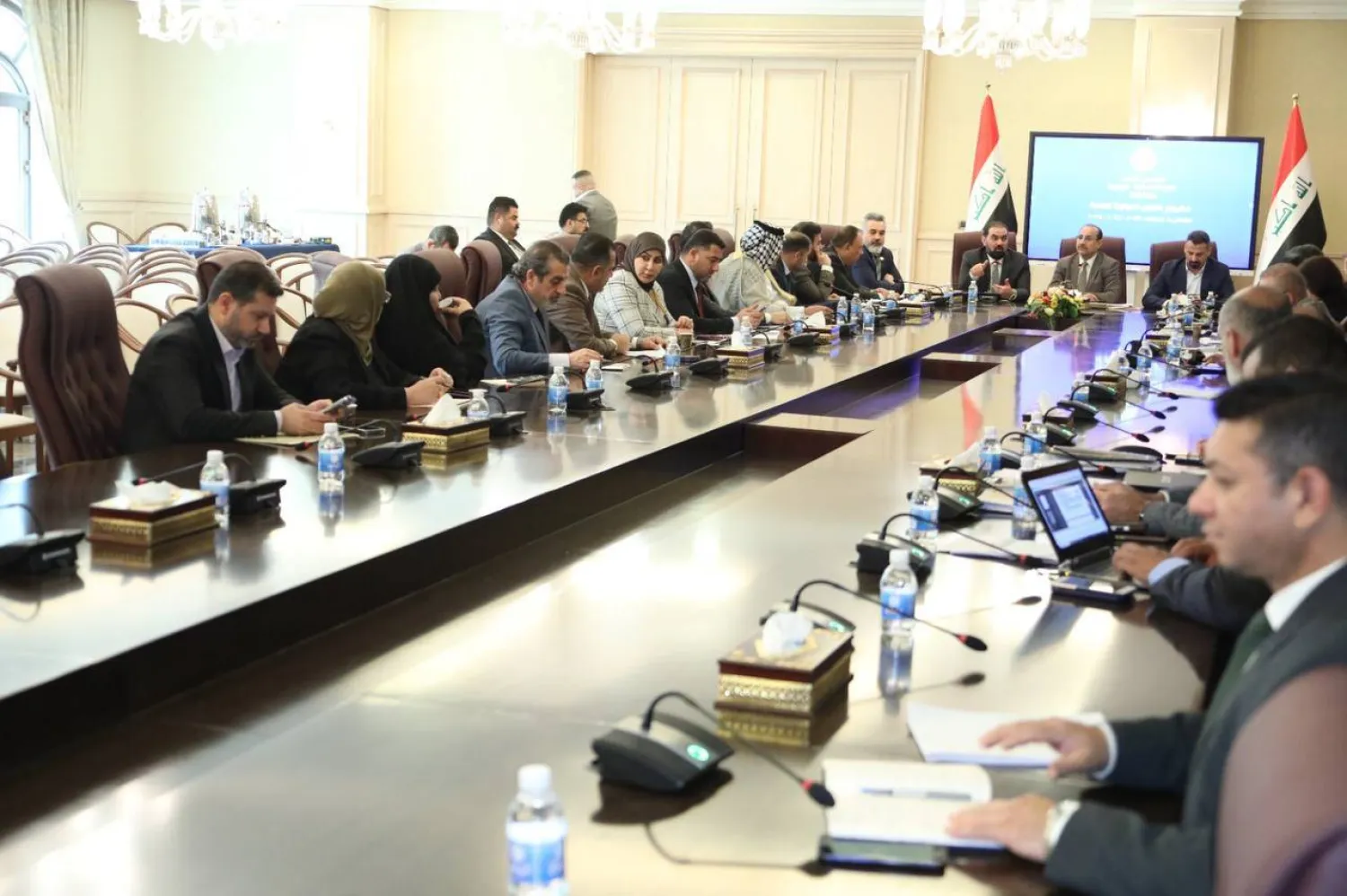 لجنتا المال والنفط تناقشان المقترحات المقدمة بشأن قانون النفط والغاز في مايو الماضي (البرلمان العراقي)