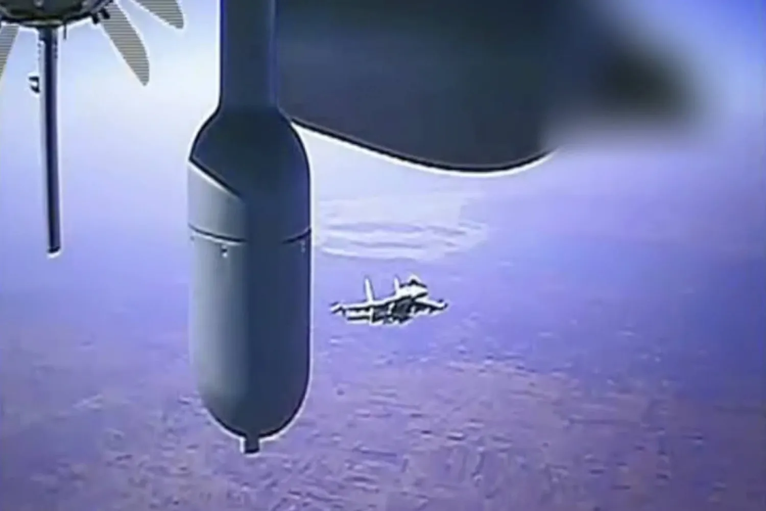 صورة وزعها سلاح الجو الأميركي لمقاتلة روسية خلال تحليقها قرب طائرة «درون» أميركية من طراز «إم كيو 9» فوق سوريا يوم 23 يوليو الماضي (أ.ب)