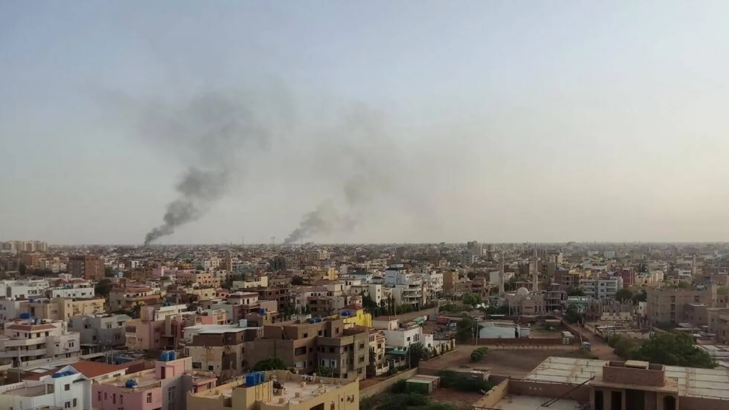 دخان يتصاعد في الخرطوم في 4 يونيو 2023 مع اشتداد القتال بين طرفي الصراع في السودان (أ.ف.ب)