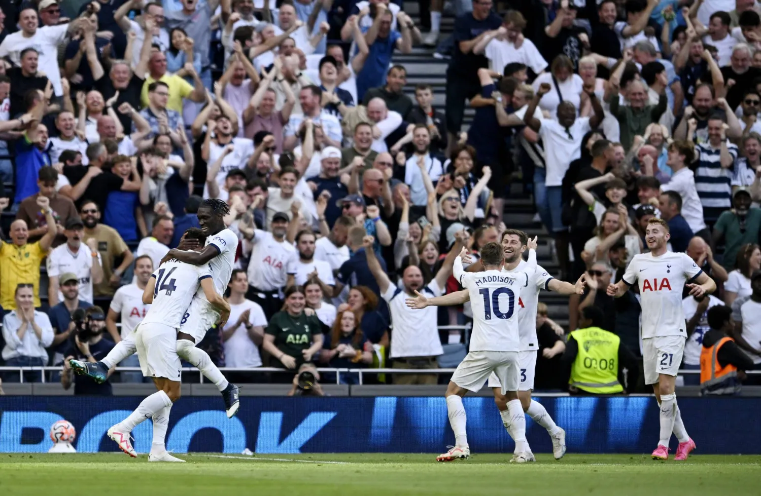 فرحة غامرة للاعبي توتنهام وجماهيره بعد ضمان الفوز على مانشستر يونايتد  (رويترز)