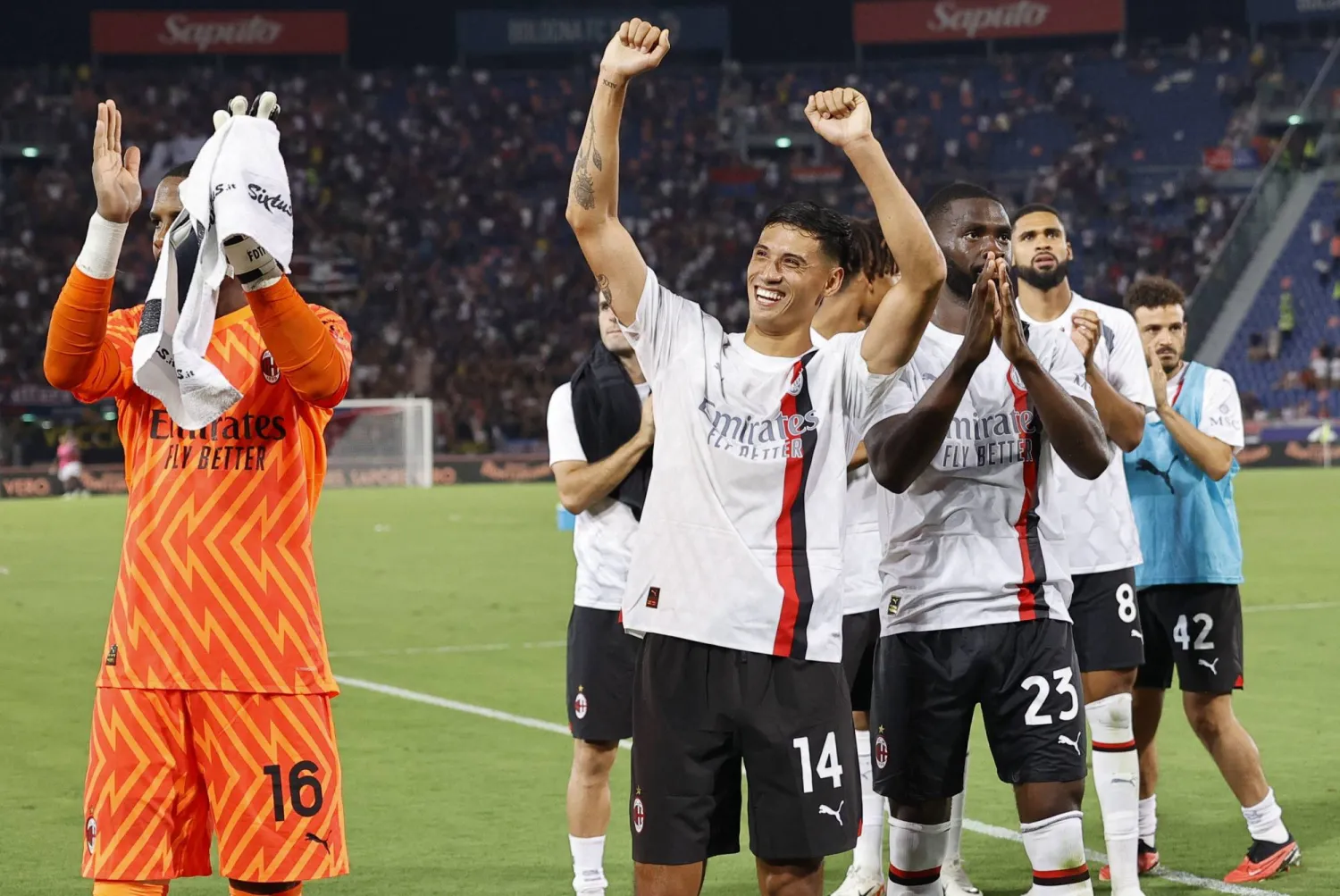 فرحة لاعبي ميلان بعد تخطي بولونيا في الجولة الأولى (إ.ب.أ)