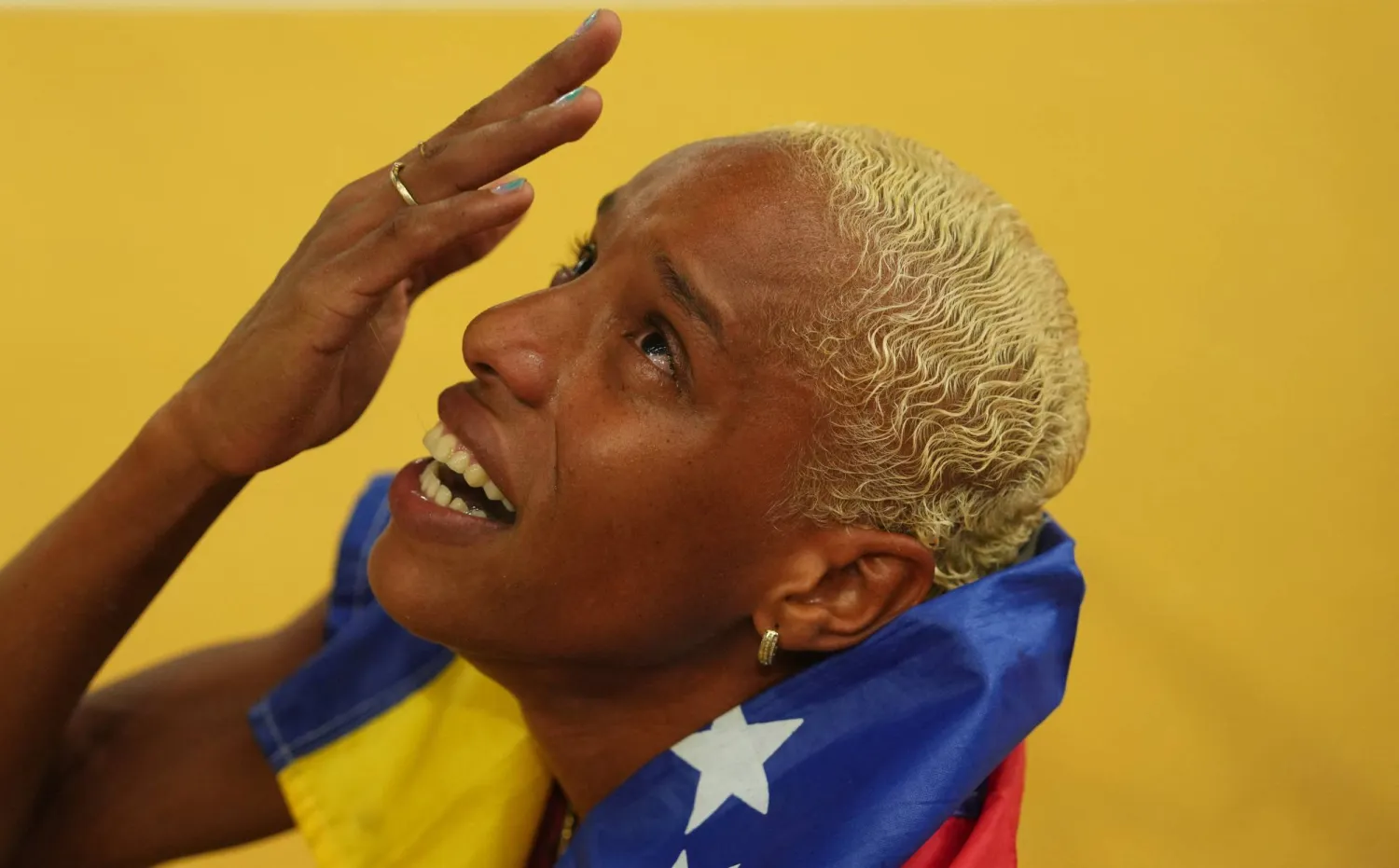 روخاس تحتفل بذهبيتها (رويترز)