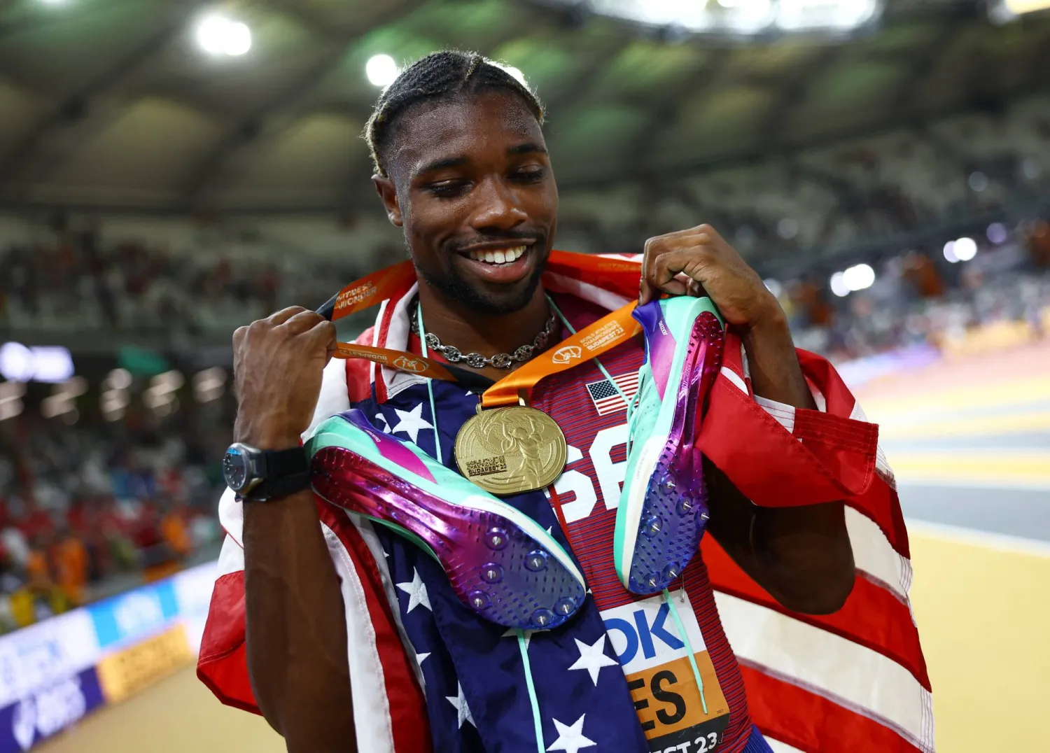 لايلز يحتفي بذهبيته في سباق 200 م (رويترز)