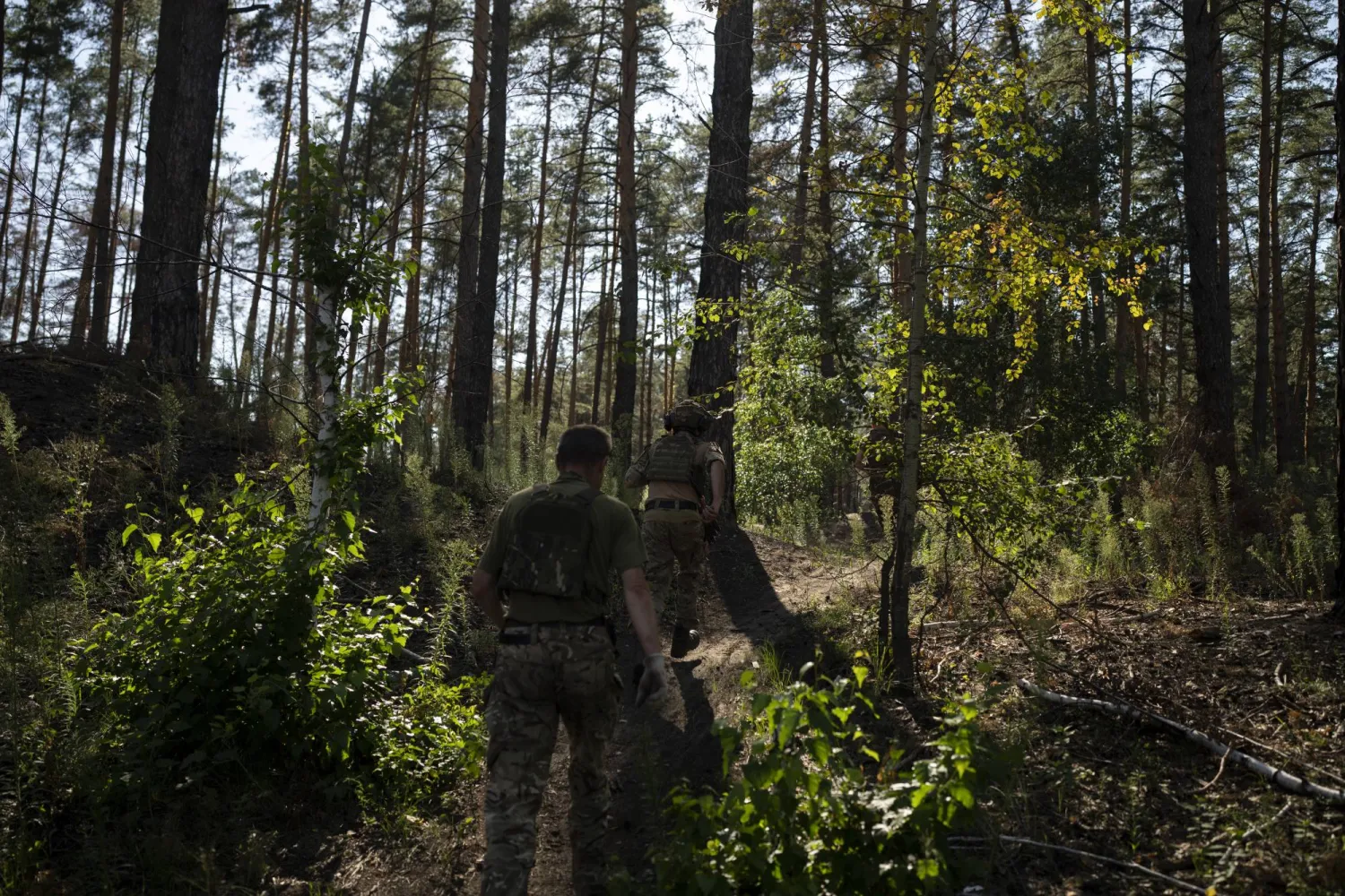 جنود أوكرانيون يركضون نحو خندق بعد إطلاق مدفع «هاوتزر» على خط المواجهة في ضواحي ليمان بأوكرانيا (أ.ب)