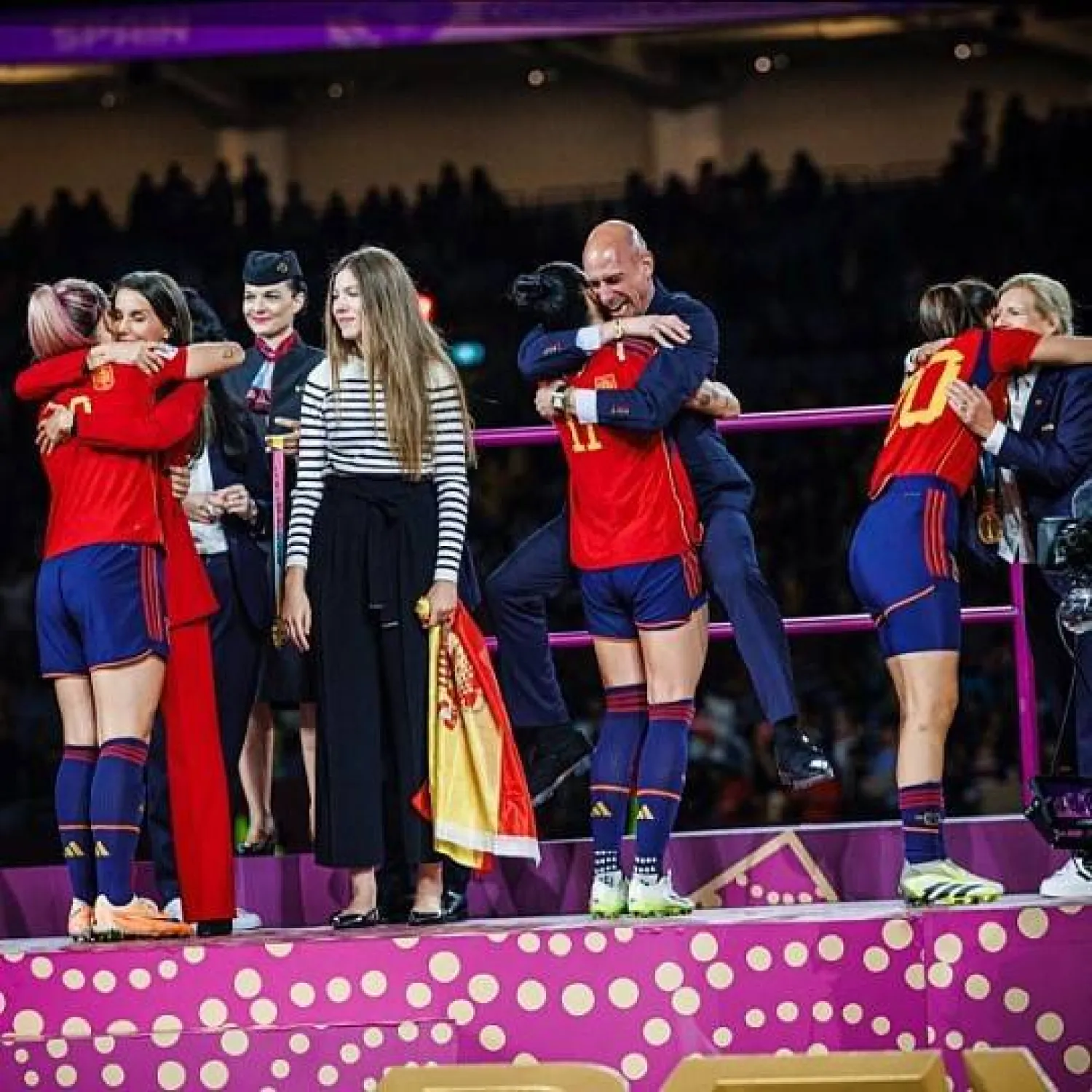 إيرموسو وهي تحمل روبياليس كما نشر الاتحاد الإسباني (الاتحاد الإسباني)