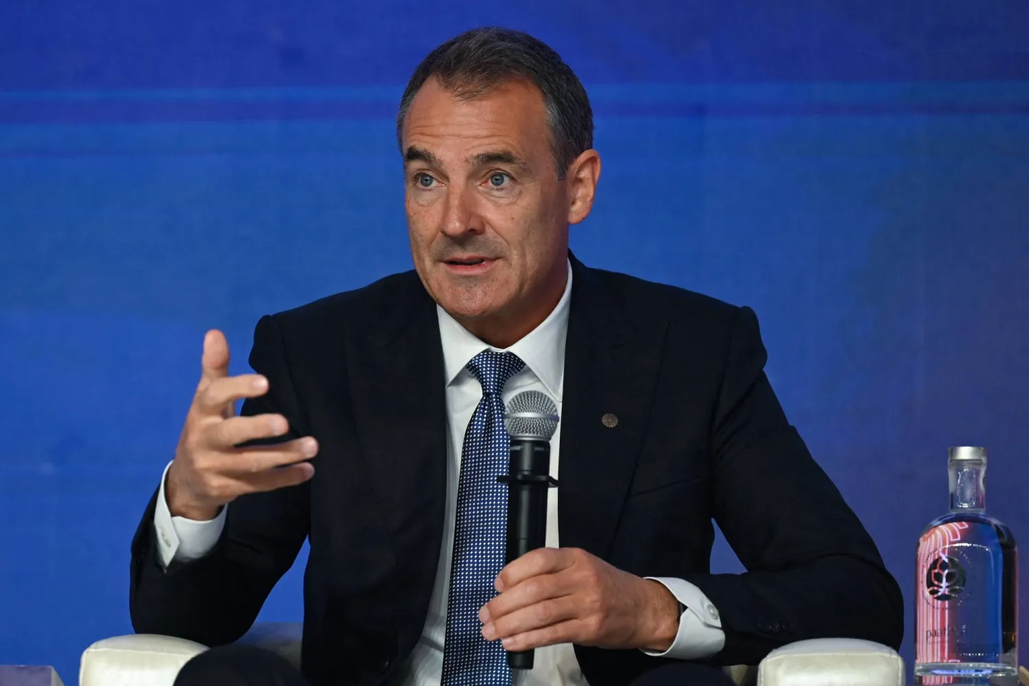 الرئيس التنفيذي لشركة «بي بي» برنارد لوني يتحدث في جلسة حوارية بنيودلهي (أ.ف.ب)