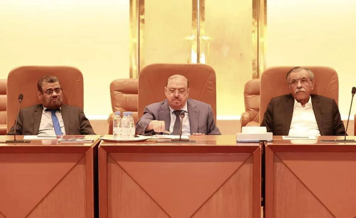 رئاسة هيئة البرلمان اليمني خلال اجتماع تشاوري سابق في الرياض (إكس)