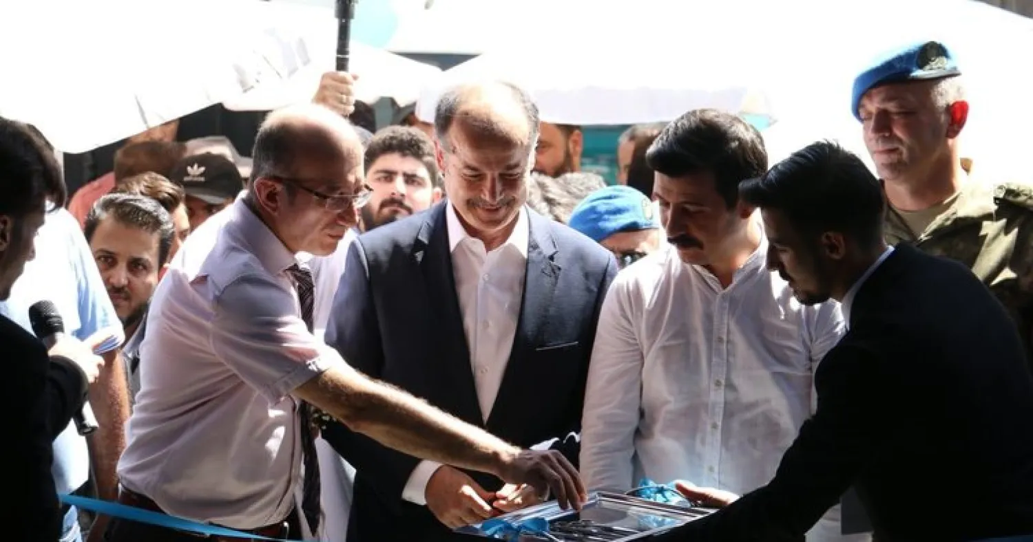 رئيس معهد «يونس إمره» التركي أثناء افتتاحه الفرع الجديد في مدينة  الباب السورية (من حسابات المعهد على التواصل الاجتماعي)