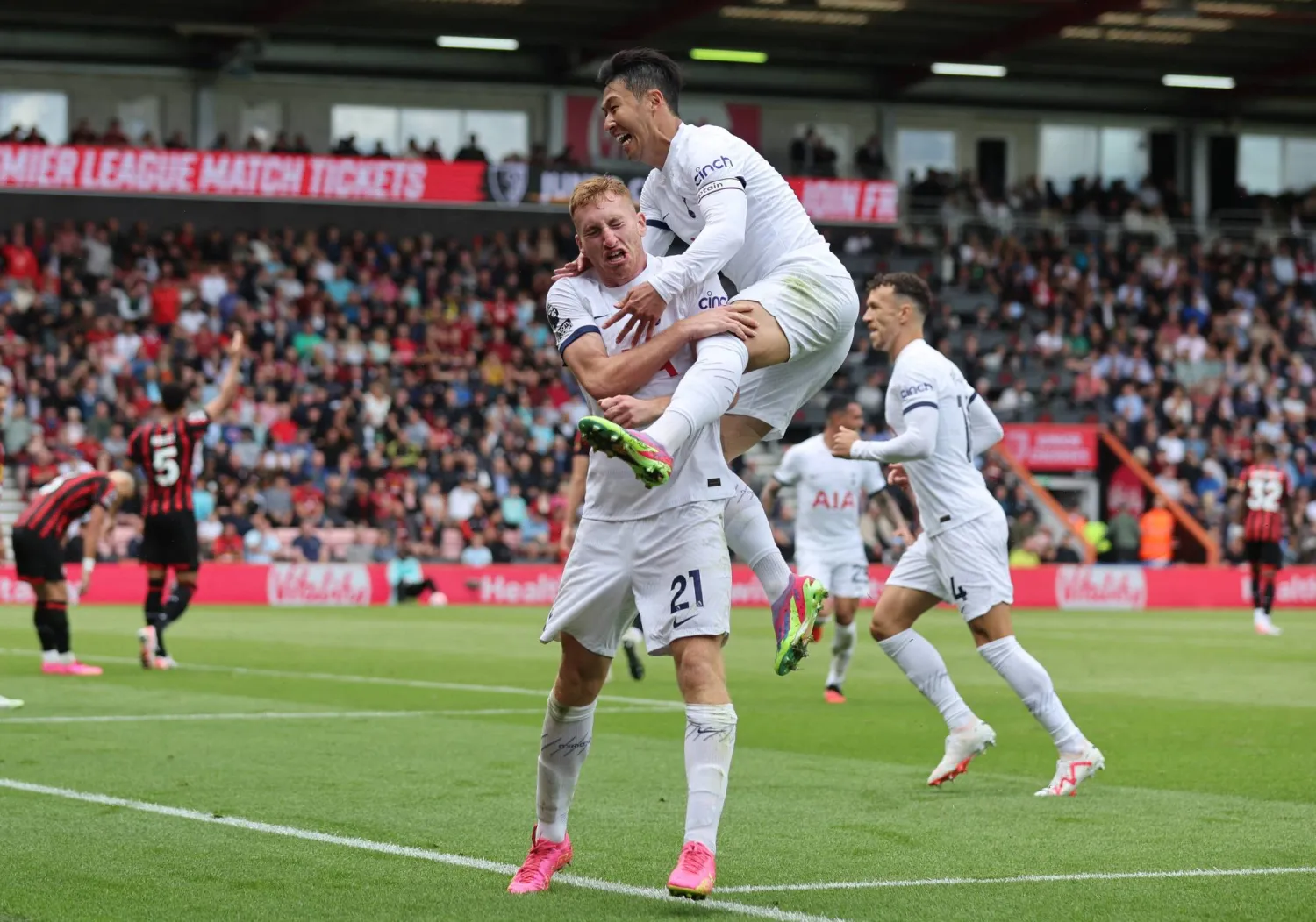 فرحة لاعبي توتنهام بالفوز على بورنموث (رويترز)